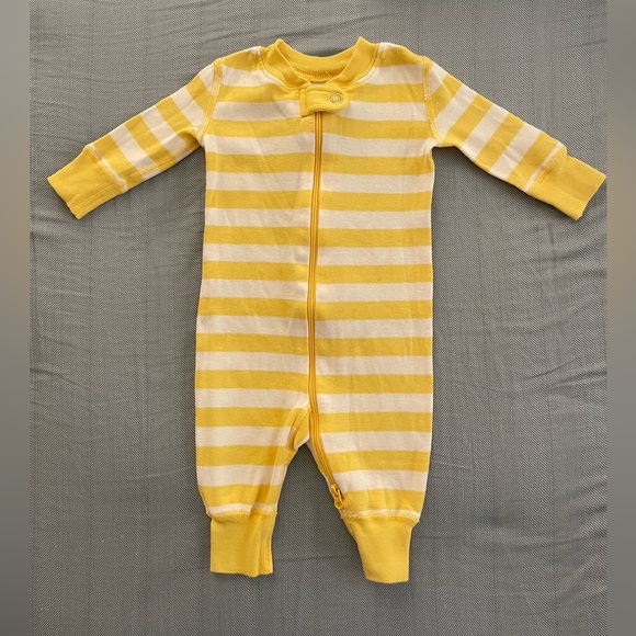 Bundle of 7 footies/sleepers 0-3mo (Hanna Andersson, Tea Collection, Carter’s) - Picture 3 of 10